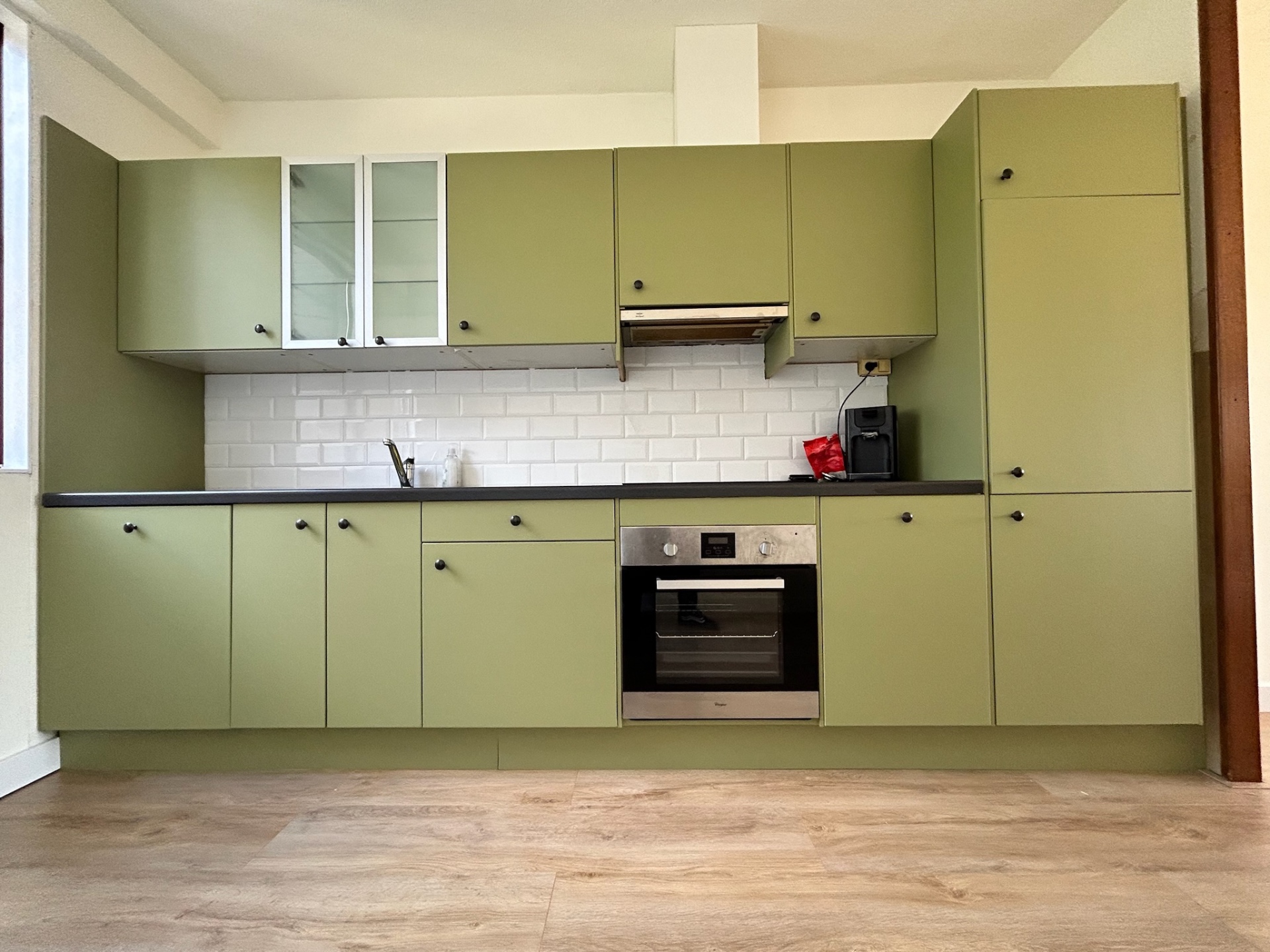 Karaktervolle groene keuken na keuken wrappen in Leiden