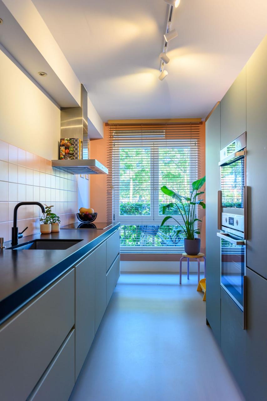 Compacte keuken met frisse uitstraling na keuken wrappen in Utrecht