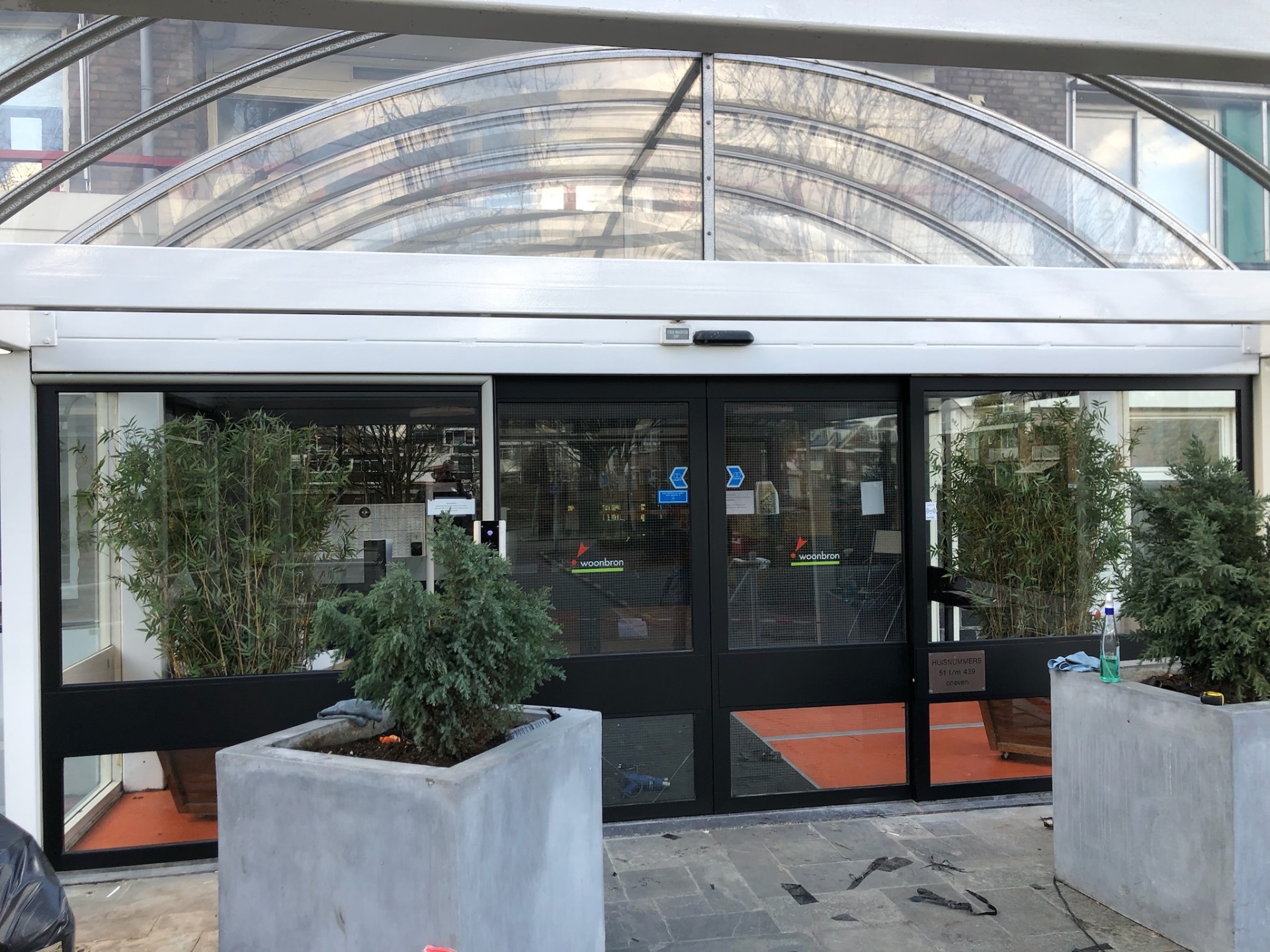 Zakelijk pand met zwarte kozijnen na kozijnen wrappen bij Zakelijk project