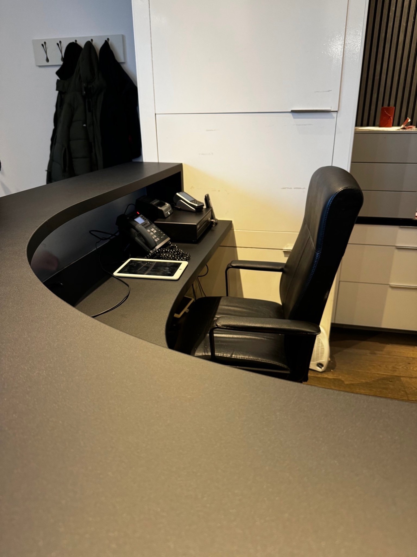 Rond kantoorbureau na meubels wrappen