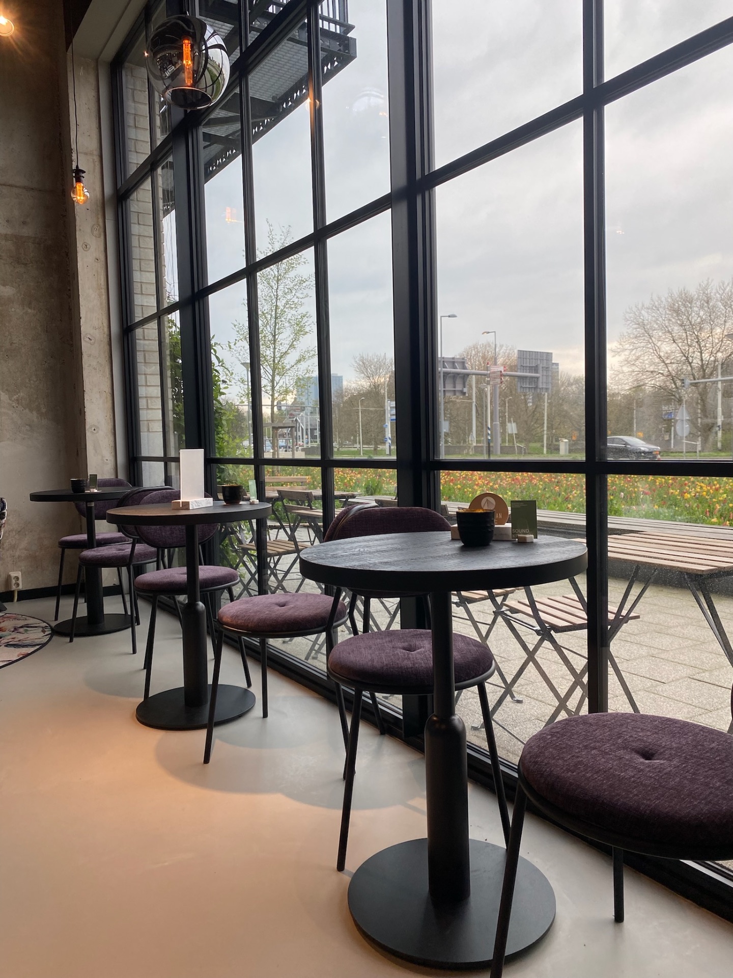 Donkere raamprofielen in een interieur