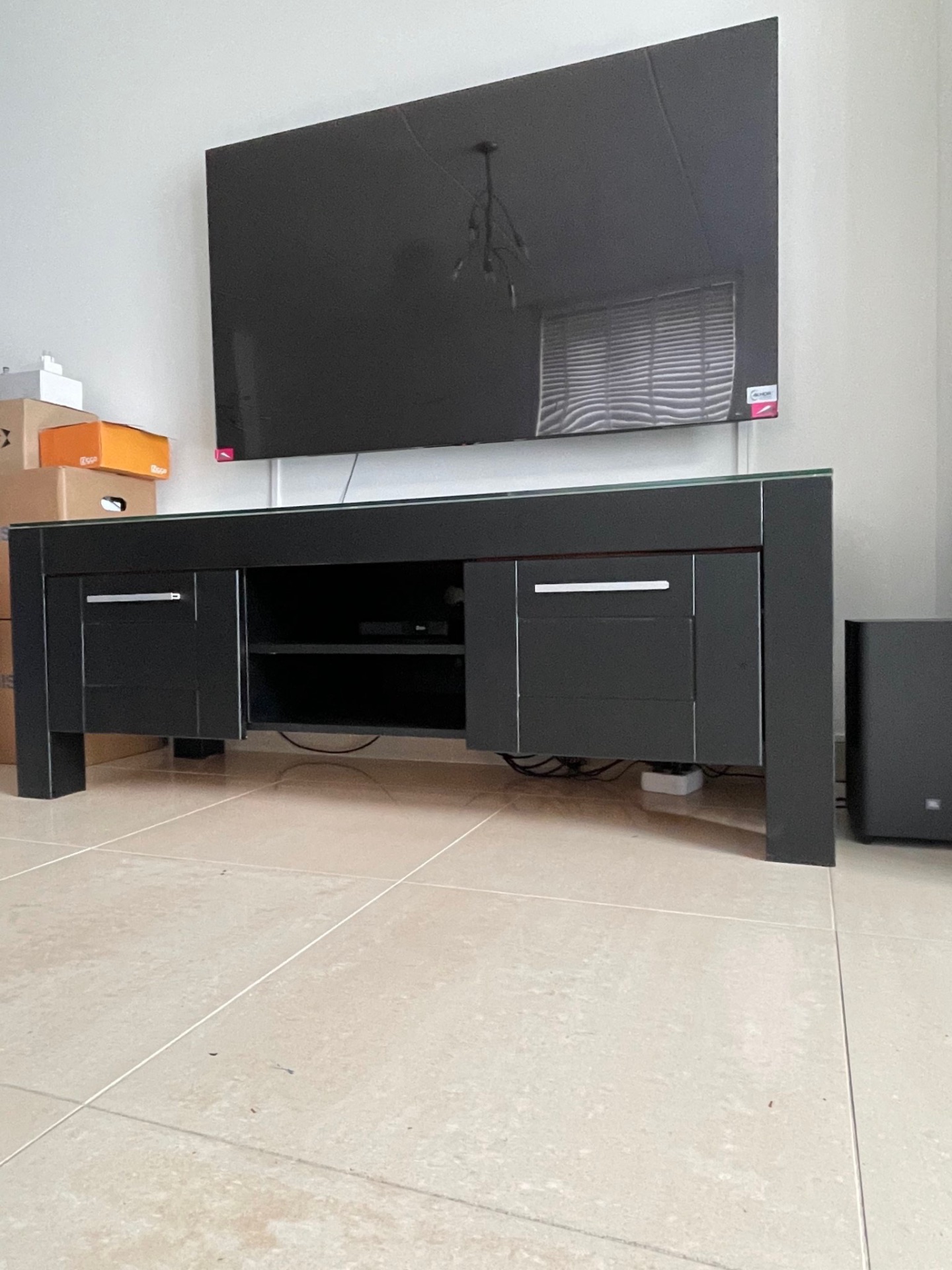 Groot tv-meubel na meubels wrappen