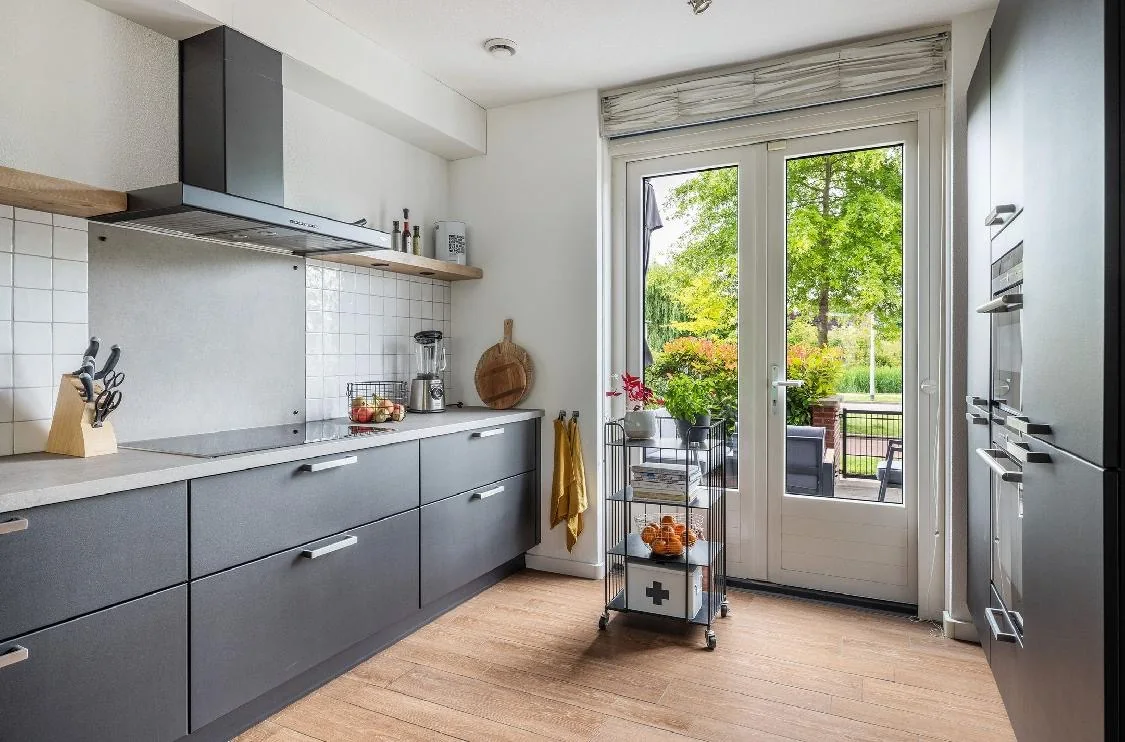 Keuken in Zwijndrecht met tuindeuren