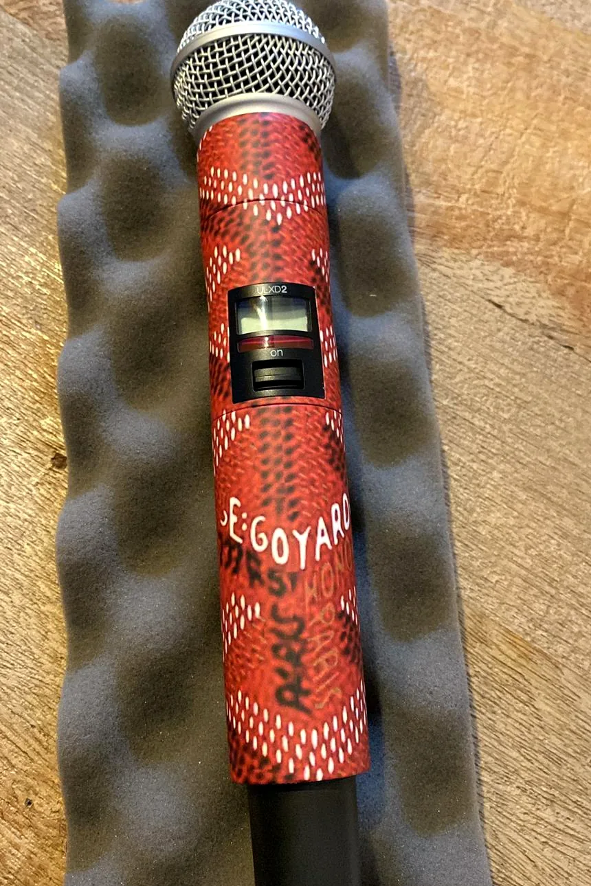 Na: dezelfde microfoon gewrapt in een rode custom print