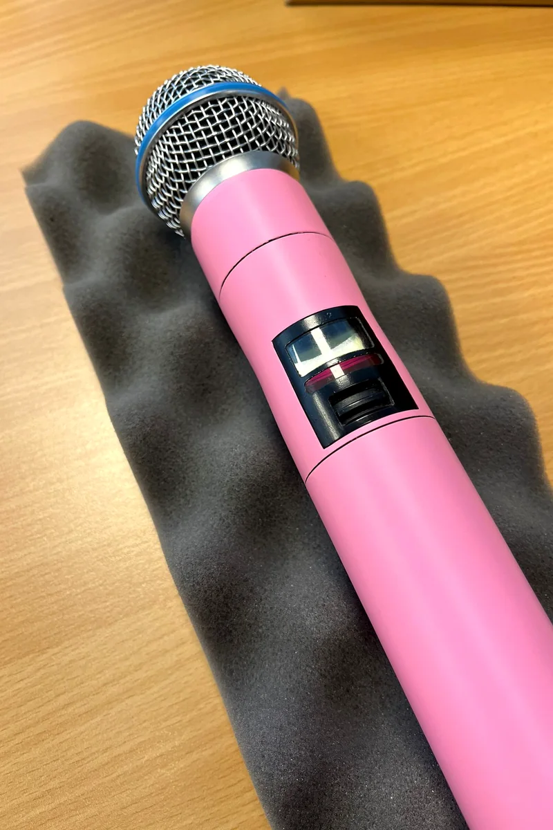 Close-up van de mat roze gewrapte microfoon met display en blauwe ring