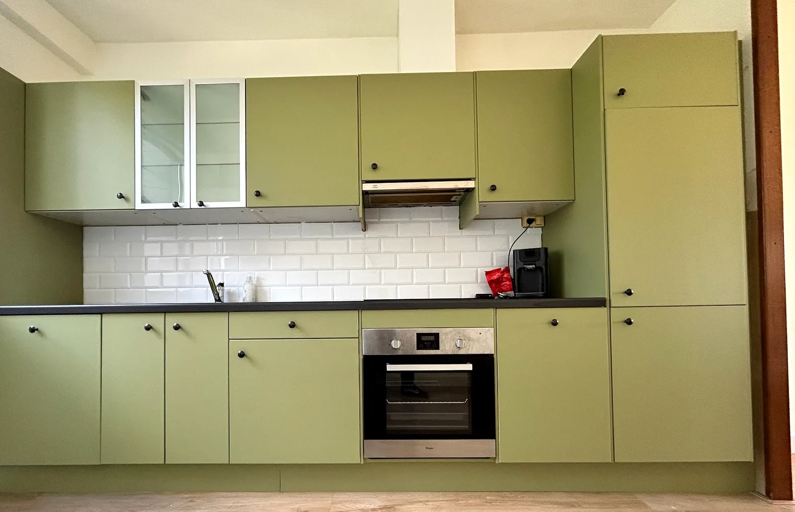 Na: keuken met fronten in mat olijfgroen