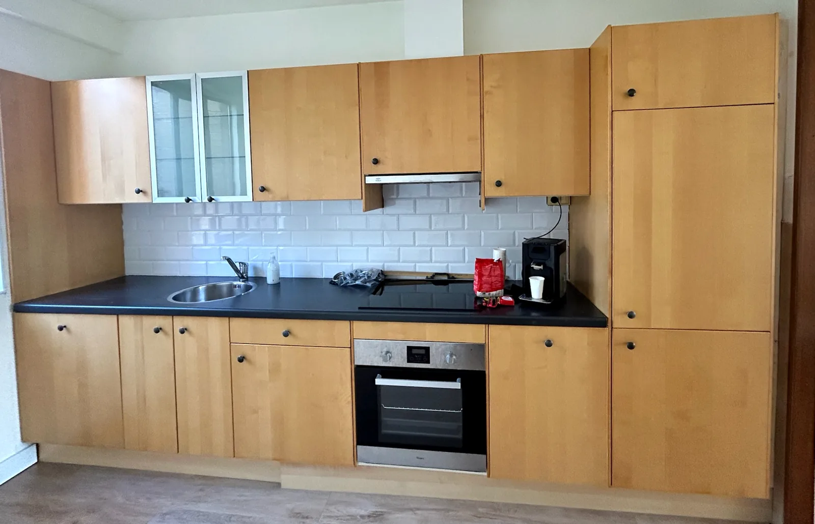 Voor: dezelfde keuken met houtlook fronten