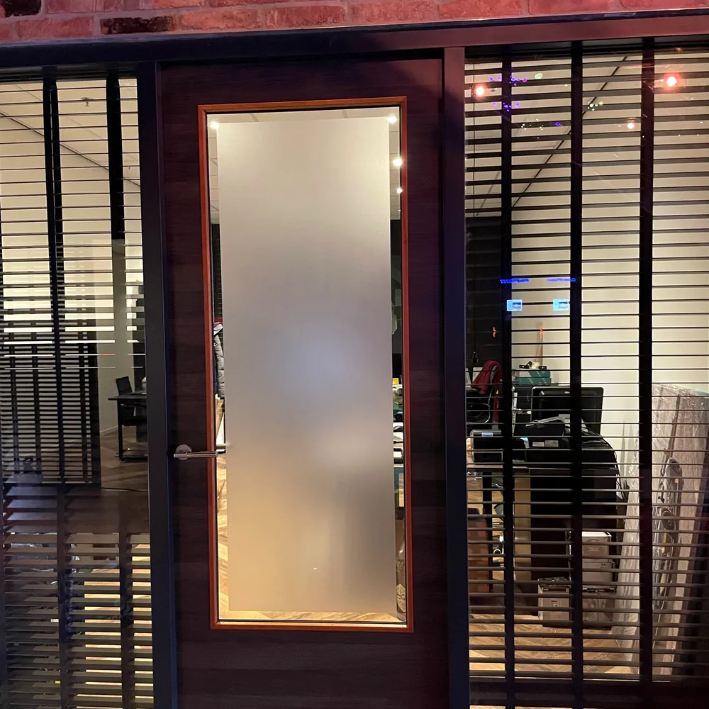 Kantoordeur met privacyfolie op het glas