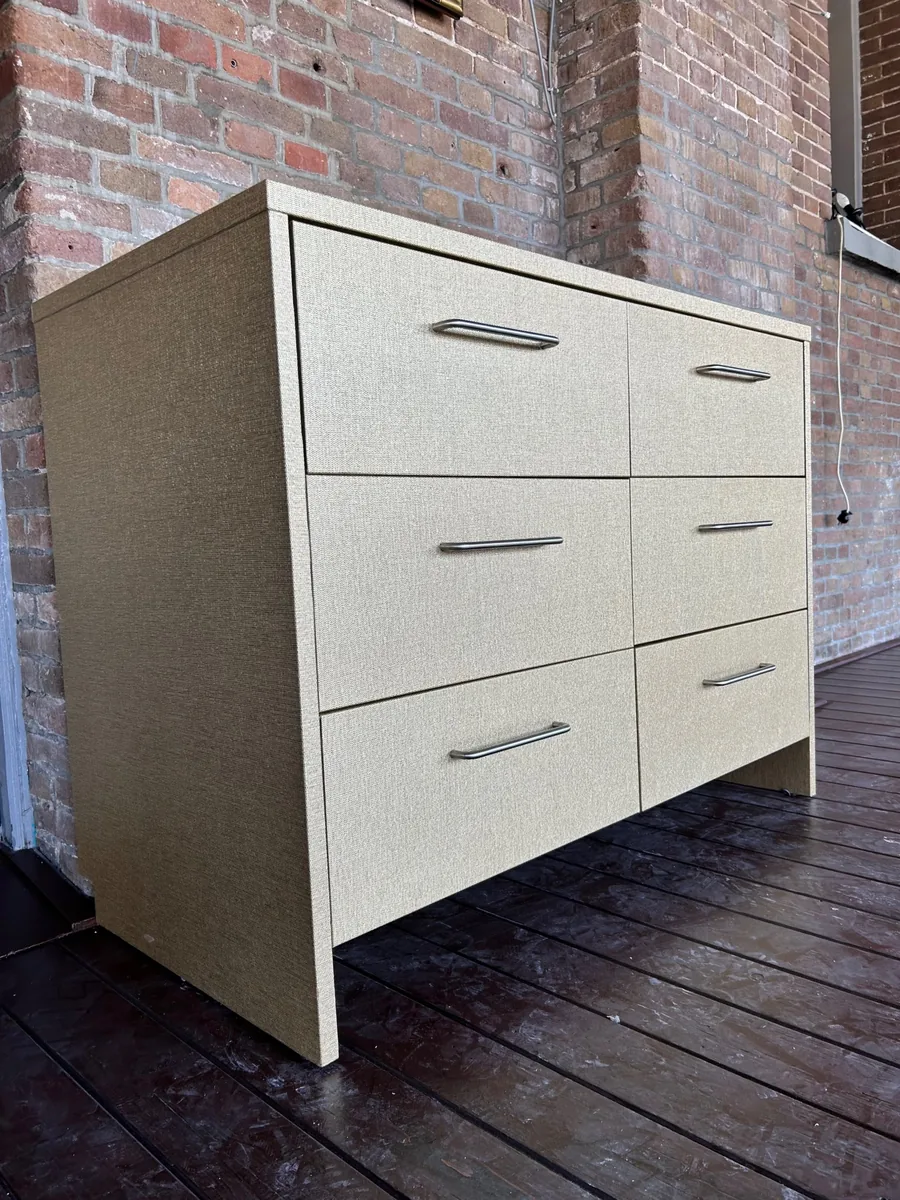 Ladekast gewrapt in linnenlook met gouden glans, schuin van voren