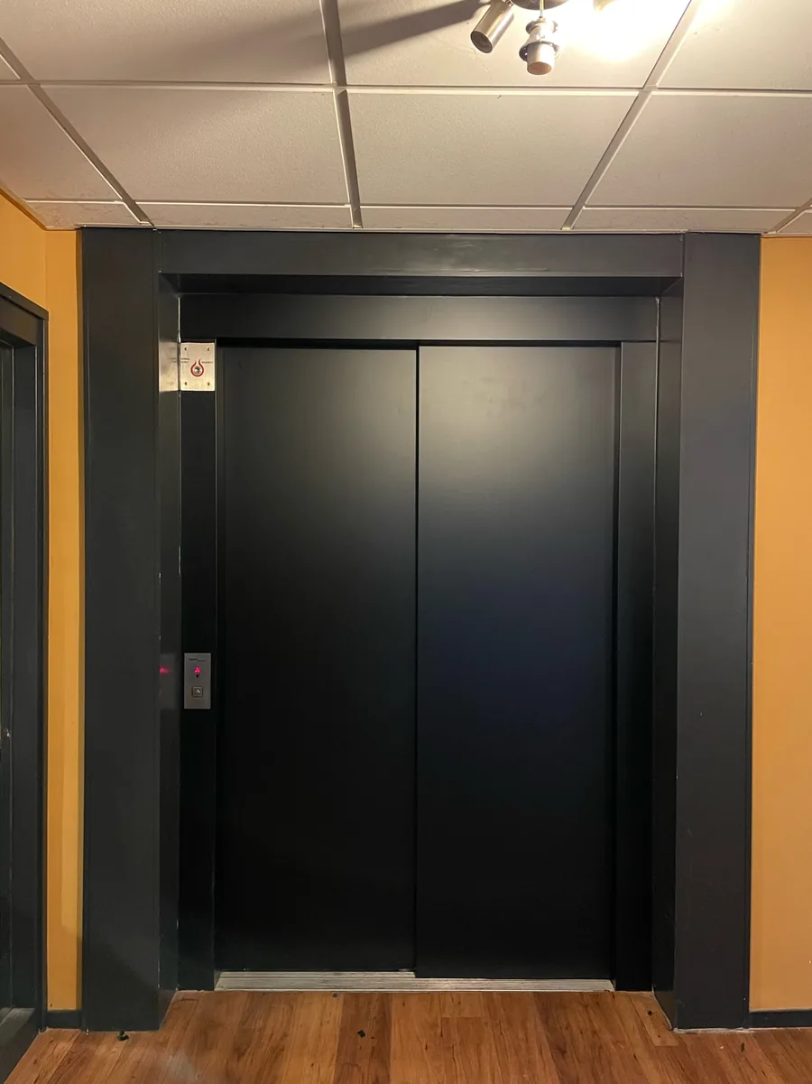 Liftdeuren gewrapt in mat zwart