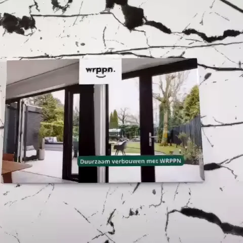 Visitekaartje van WRPPN, Duurzaam verbouwen met WRPPN, op het werkblad in marmerlook