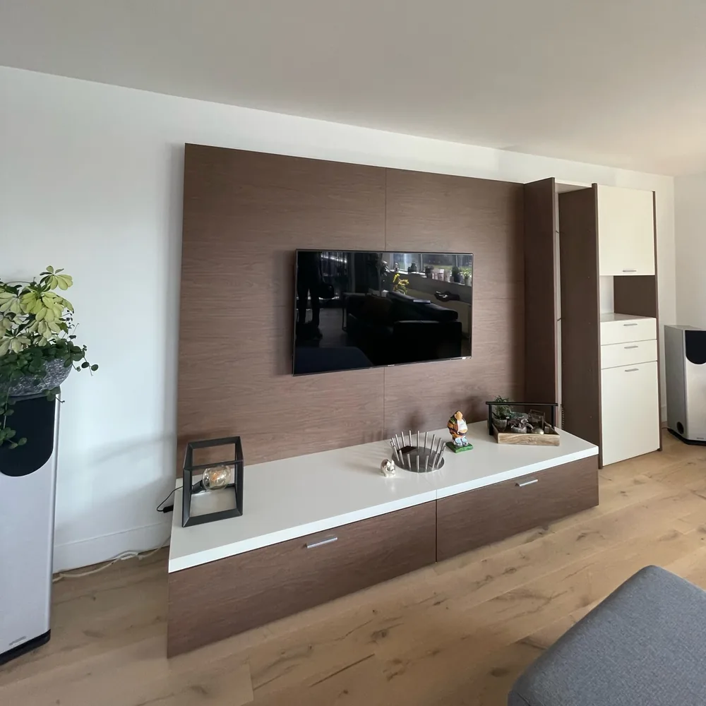 Tv-meubel en wandpaneel gewrapt in houtnerf