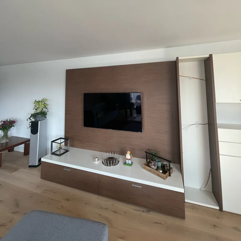 Tv-wand in houtnerf, van opzij