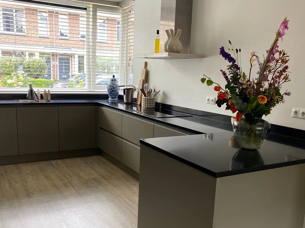 Keuken in Vlaardingen na het wrappen, warm grijsgroen mat