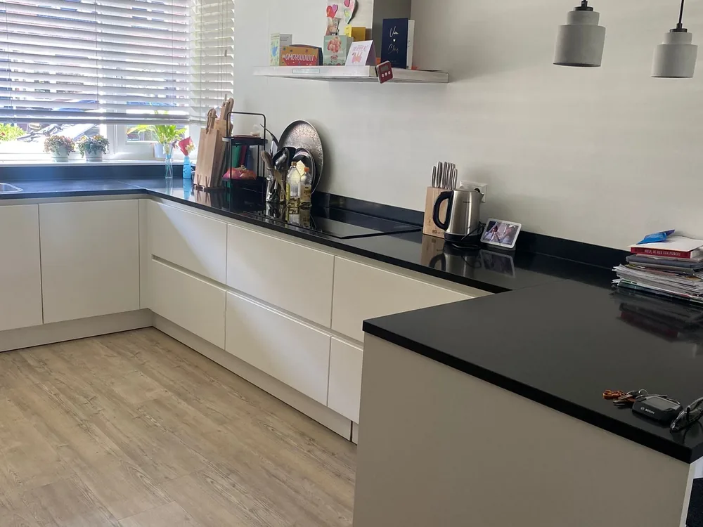 Voor: dezelfde keuken in wit hoogglans