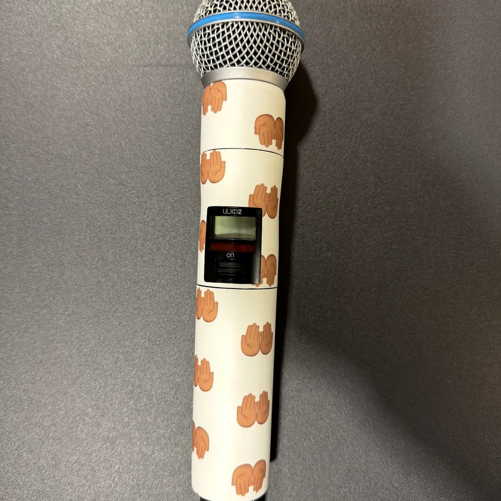 Draadloze Shure-microfoon gewrapt in een witte custom print met oranje motief