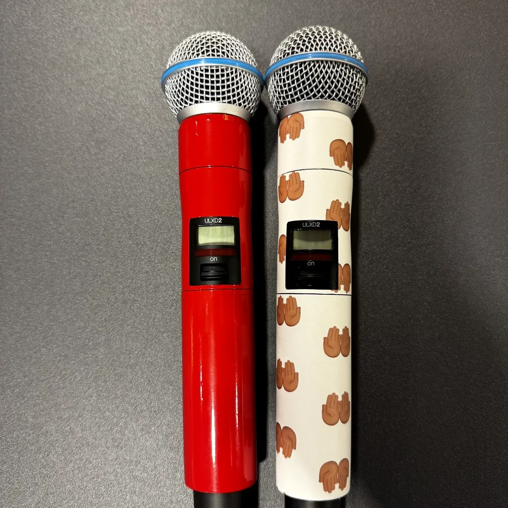 Twee draadloze microfoons naast elkaar: een in rood glans en een in witte custom print