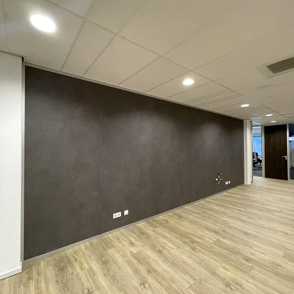 Lange kantoorwand gewrapt in donkere steenlook