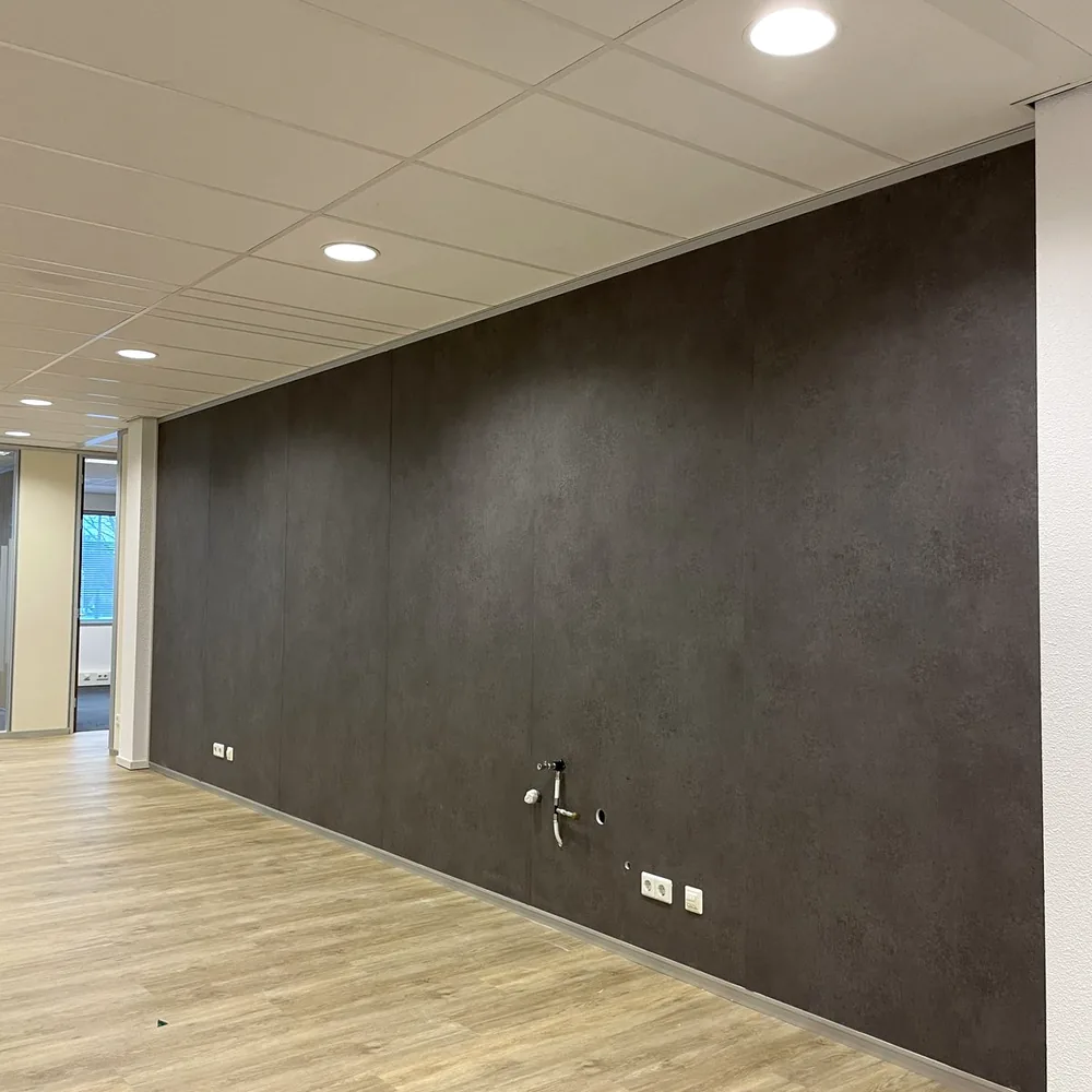 Kantoorwand in donkere steenlook boven een lichte houten vloer