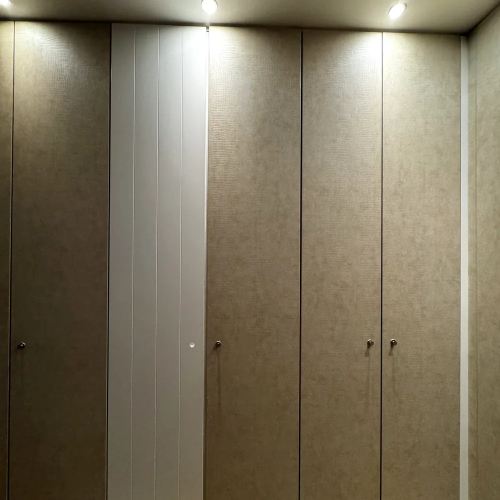Kastenwand met deuren in beige leather look