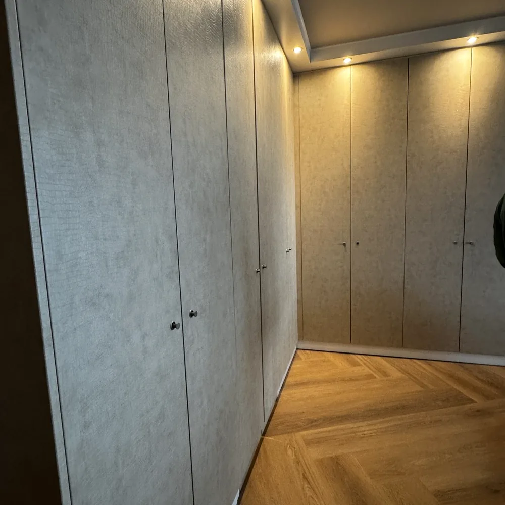Kastenwand in beige leather look, schuin van opzij