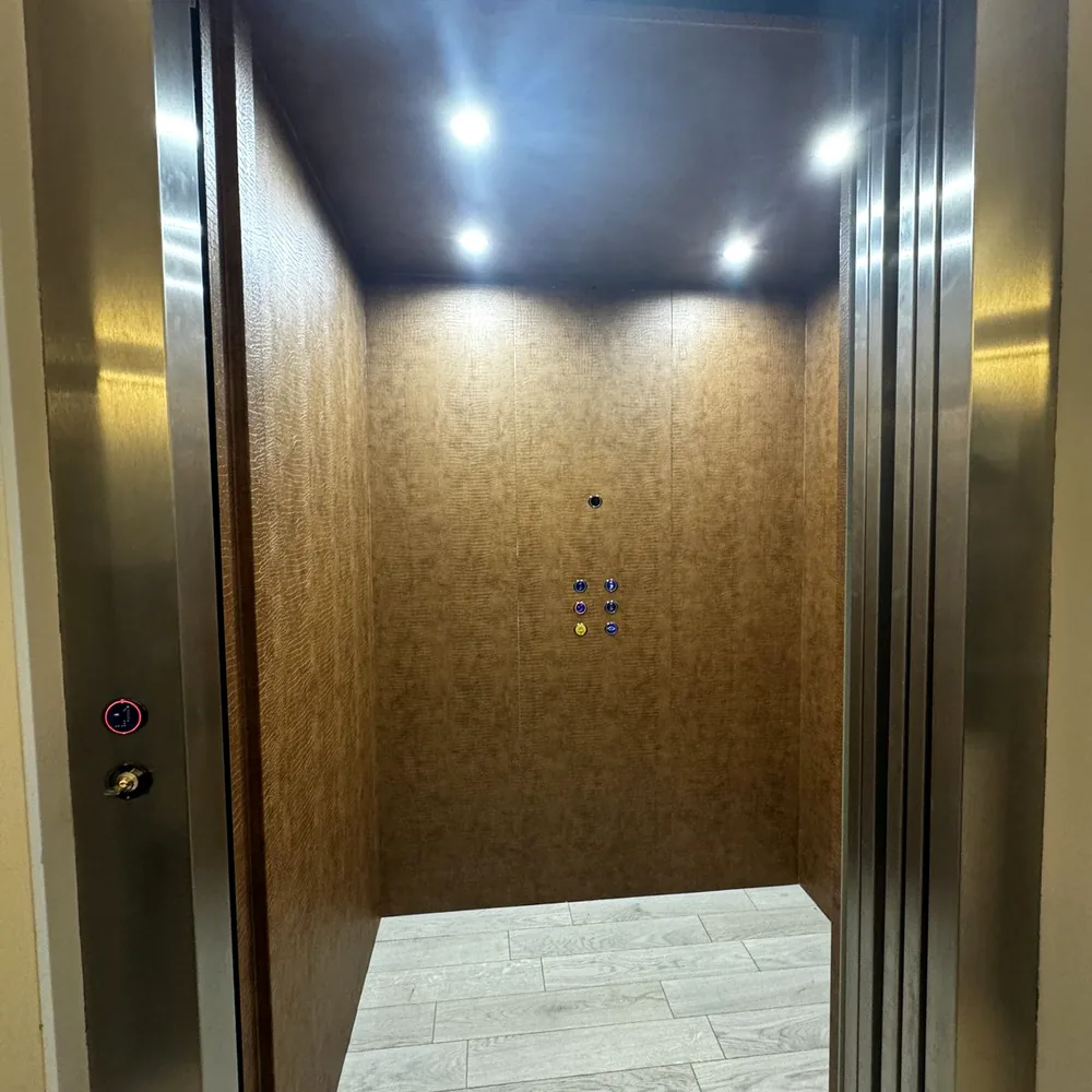 Liftcabine met een achterwand in bruine leather look
