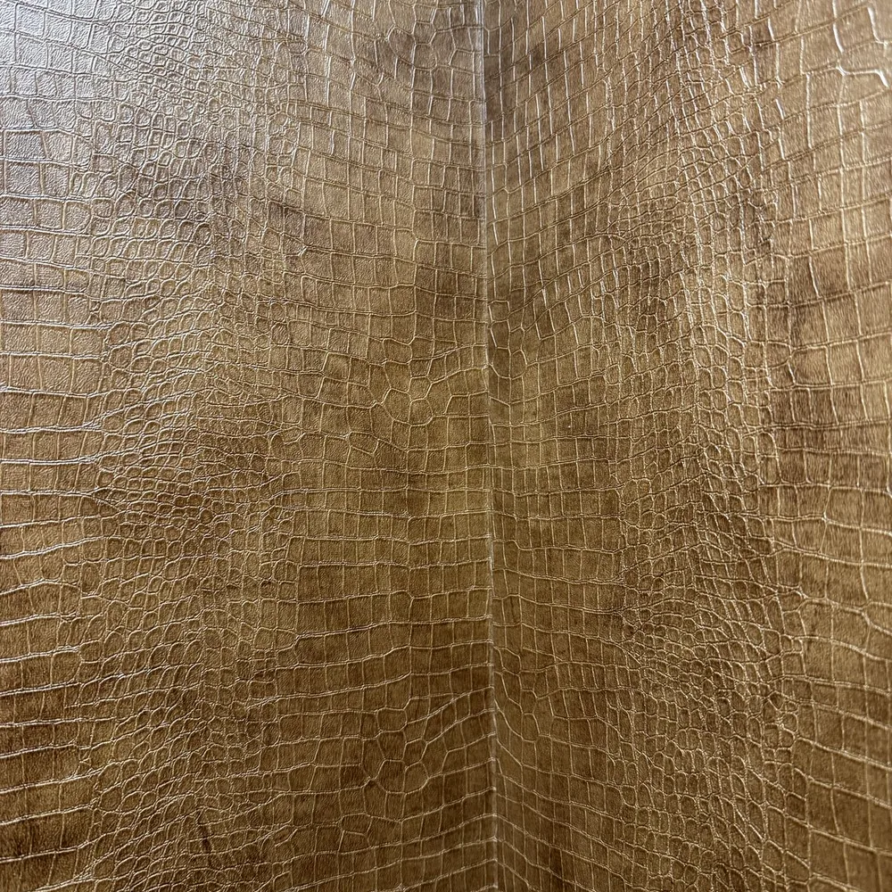 Close-up van de bruine leather look in de liftcabine