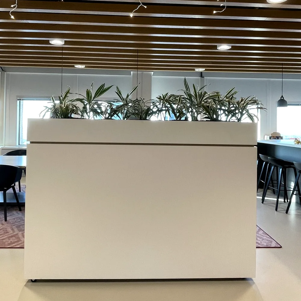 Voor: dezelfde roomdivider met plantenbak in wit