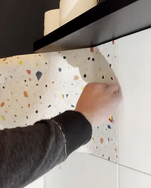terrazzofolie wordt onder de plank gladgestreken