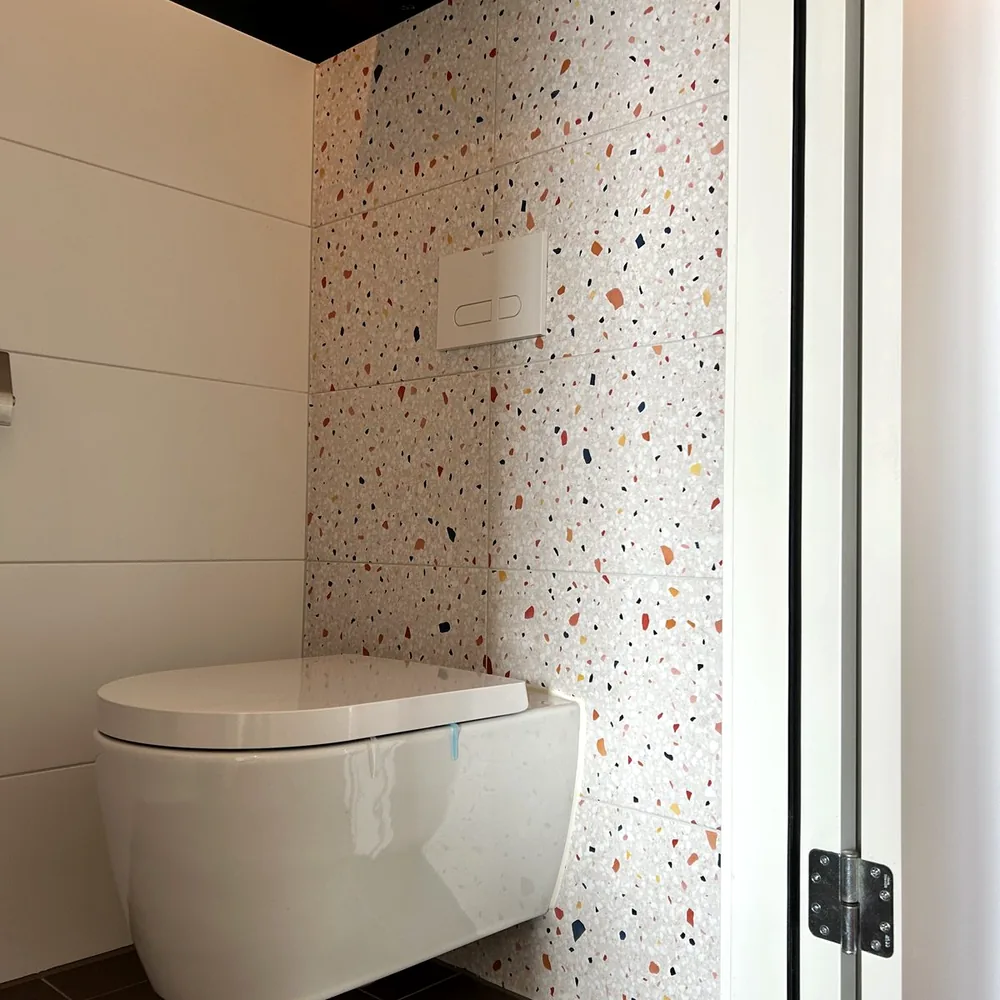 Toiletruimte in terrazzolook met hangend toilet