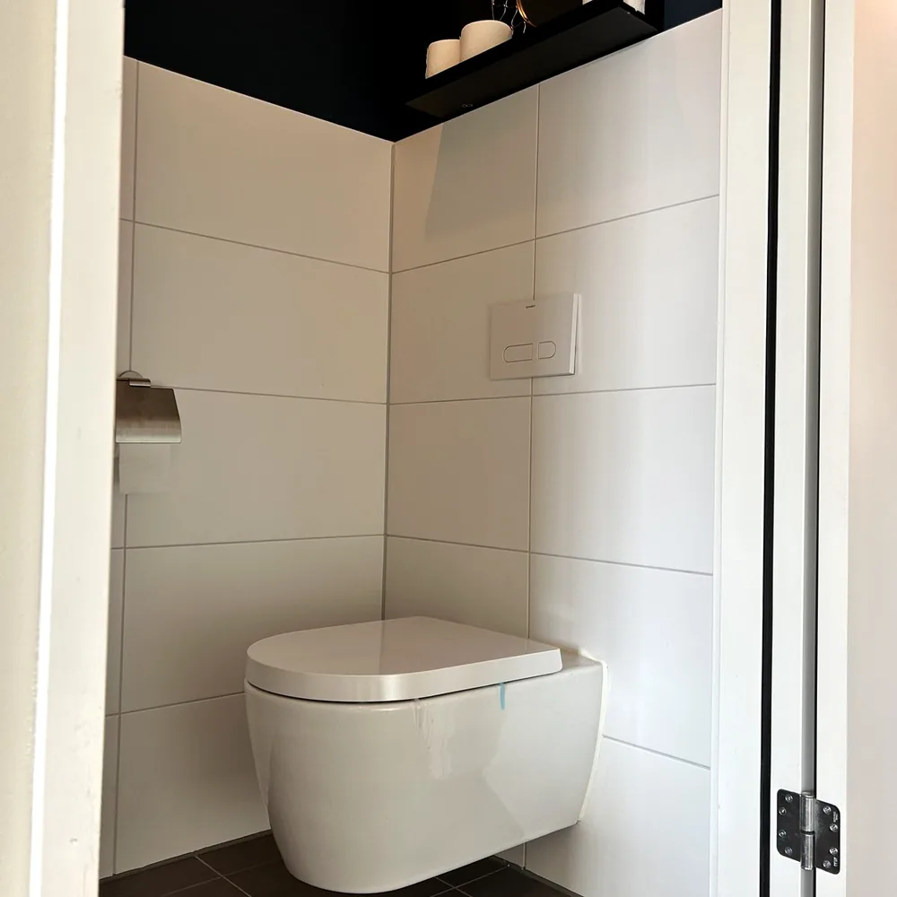 Voor: dezelfde toiletruimte met witte tegels