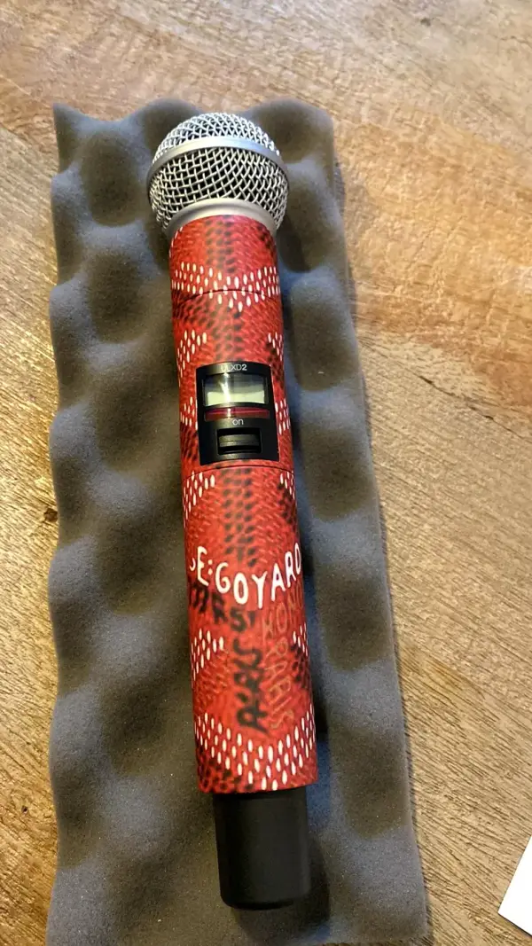Na: dezelfde microfoon in een rode custom print