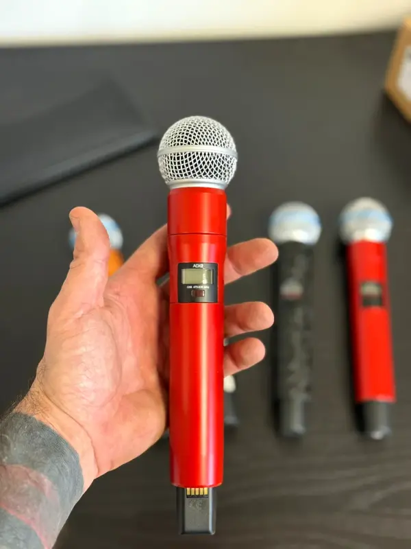 Hand met microfoon in rood hoogglans