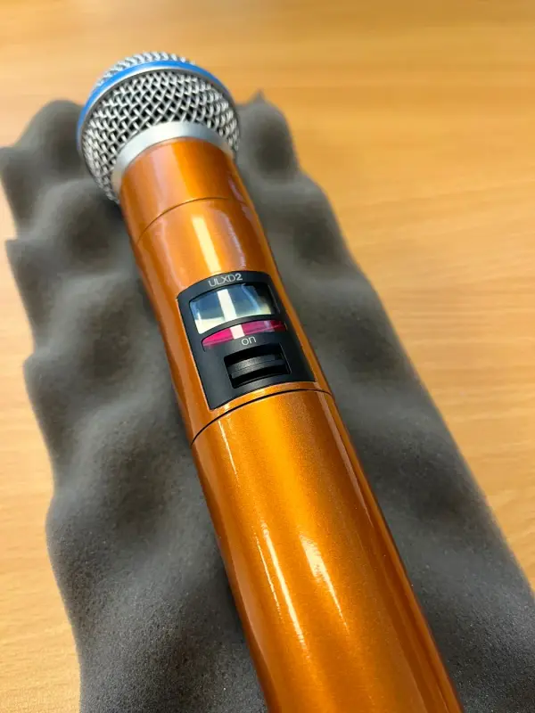 Microfoon in metallic oranje op grijs schuim