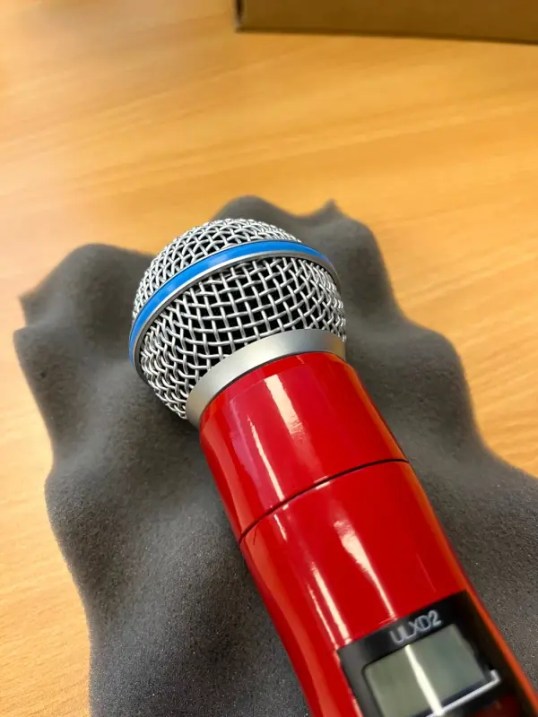Microfoon in rood glans, schuin van boven