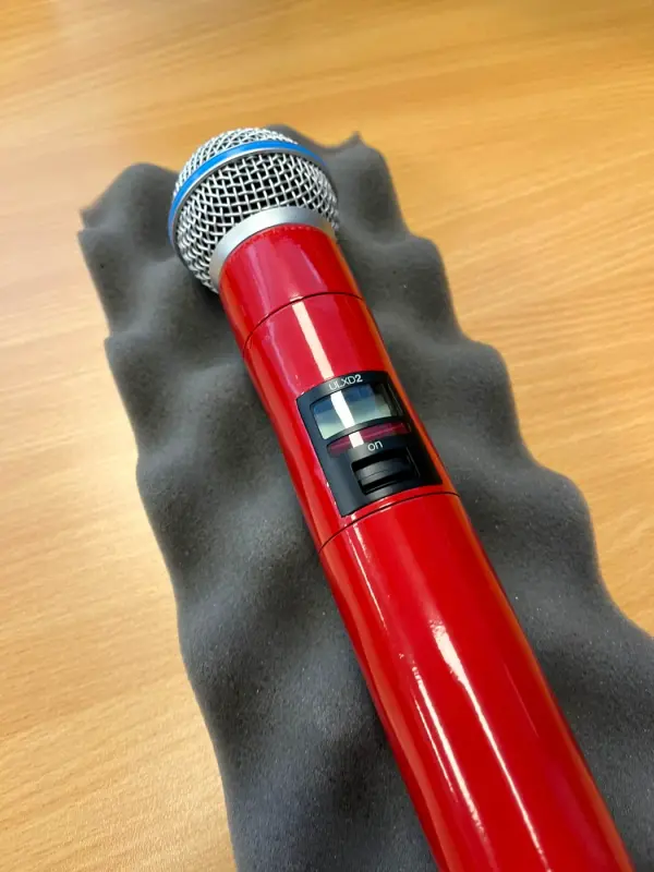 Microfoon in rood glans van dichtbij