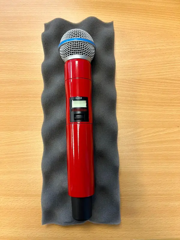 Microfoon in rood glans op grijs schuim
