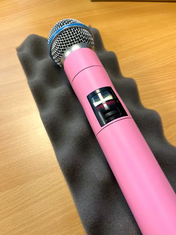 Microfoon in mat roze, schuin van boven