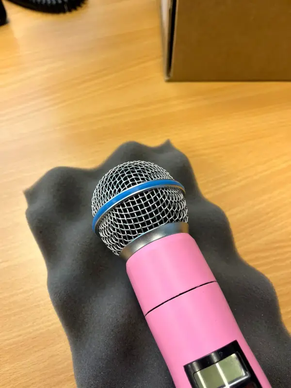 Kop van de mat roze microfoon van dichtbij