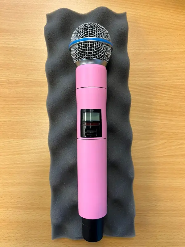 Microfoon in mat roze op grijs schuim