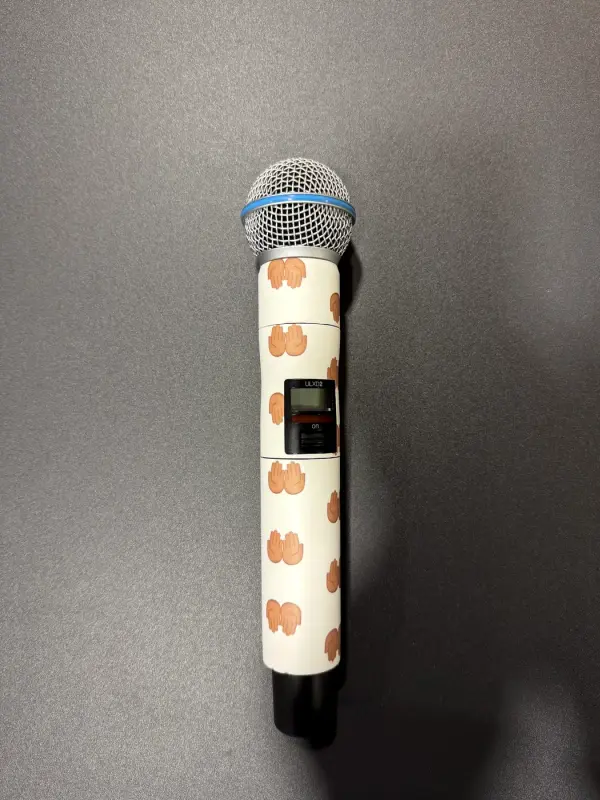 Microfoon in een witte custom print met oranje motief