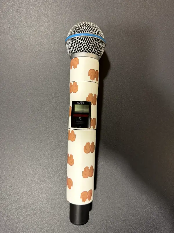 Microfoon in witte custom print van dichtbij