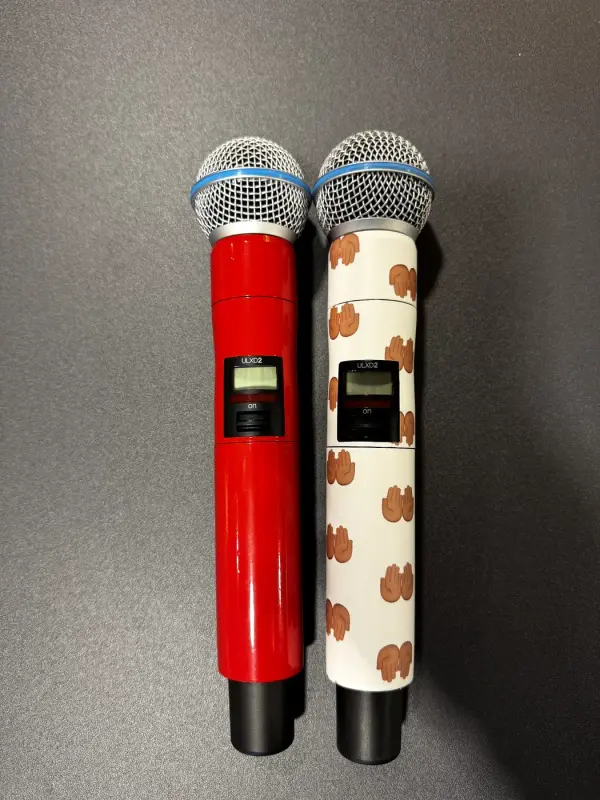 Twee microfoons: een in rood glans en een in witte custom print