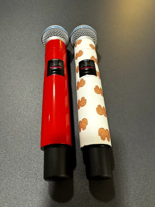 Twee microfoons in rood en custom print, van dichtbij