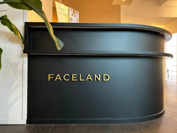 Receptiebalie van Faceland in mat zwart met gouden letters