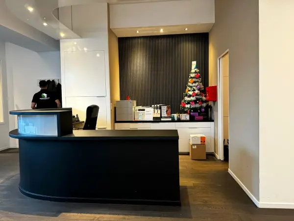 Receptieruimte met de zwarte balie en een kerstboom