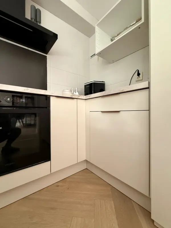 Keuken met oven en hoge kast