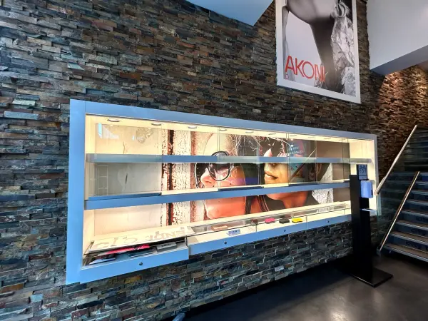 Voor: wandvitrine van City Lens, opname 1