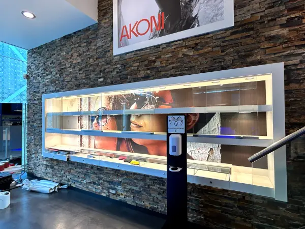 Voor: wandvitrine van City Lens, opname 3