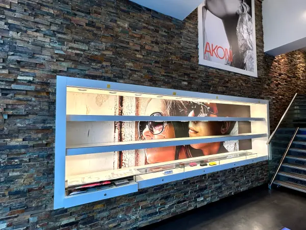 Voor: wandvitrine van City Lens, opname 6